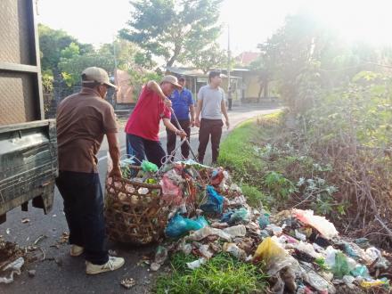 Kegiatan gotong royong pembersihan sampah di pinggir Jalan Desa Anturan